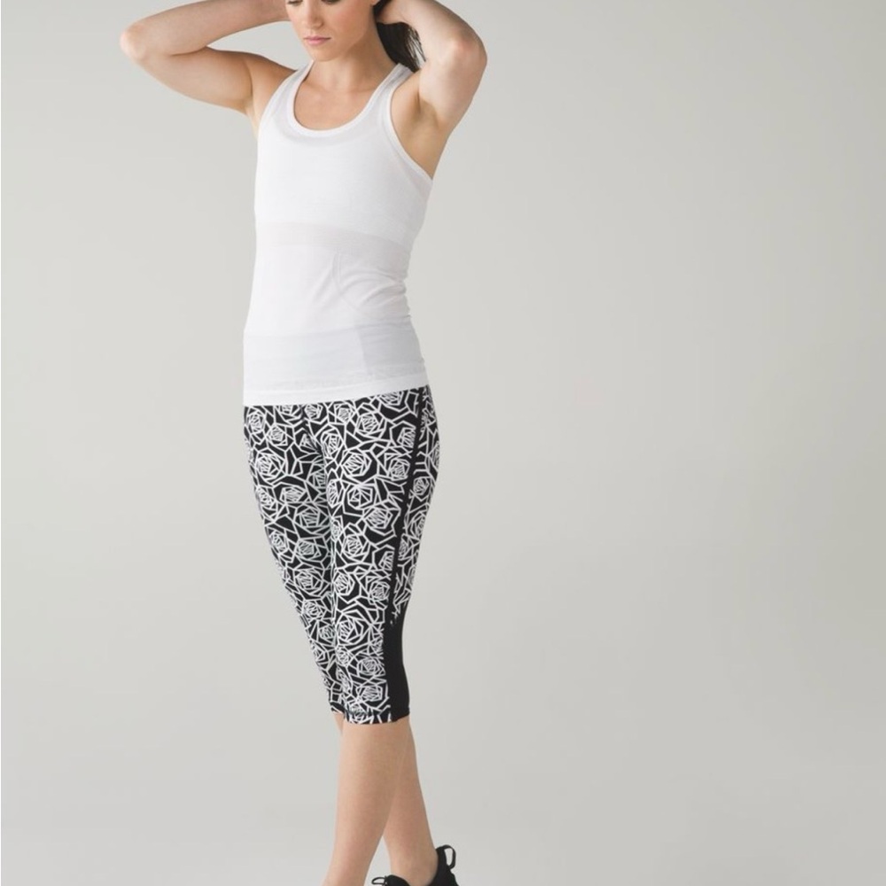 EUC Lululemon Real Quick Crop Full On Luxtreme Size 6 Posey Black & White